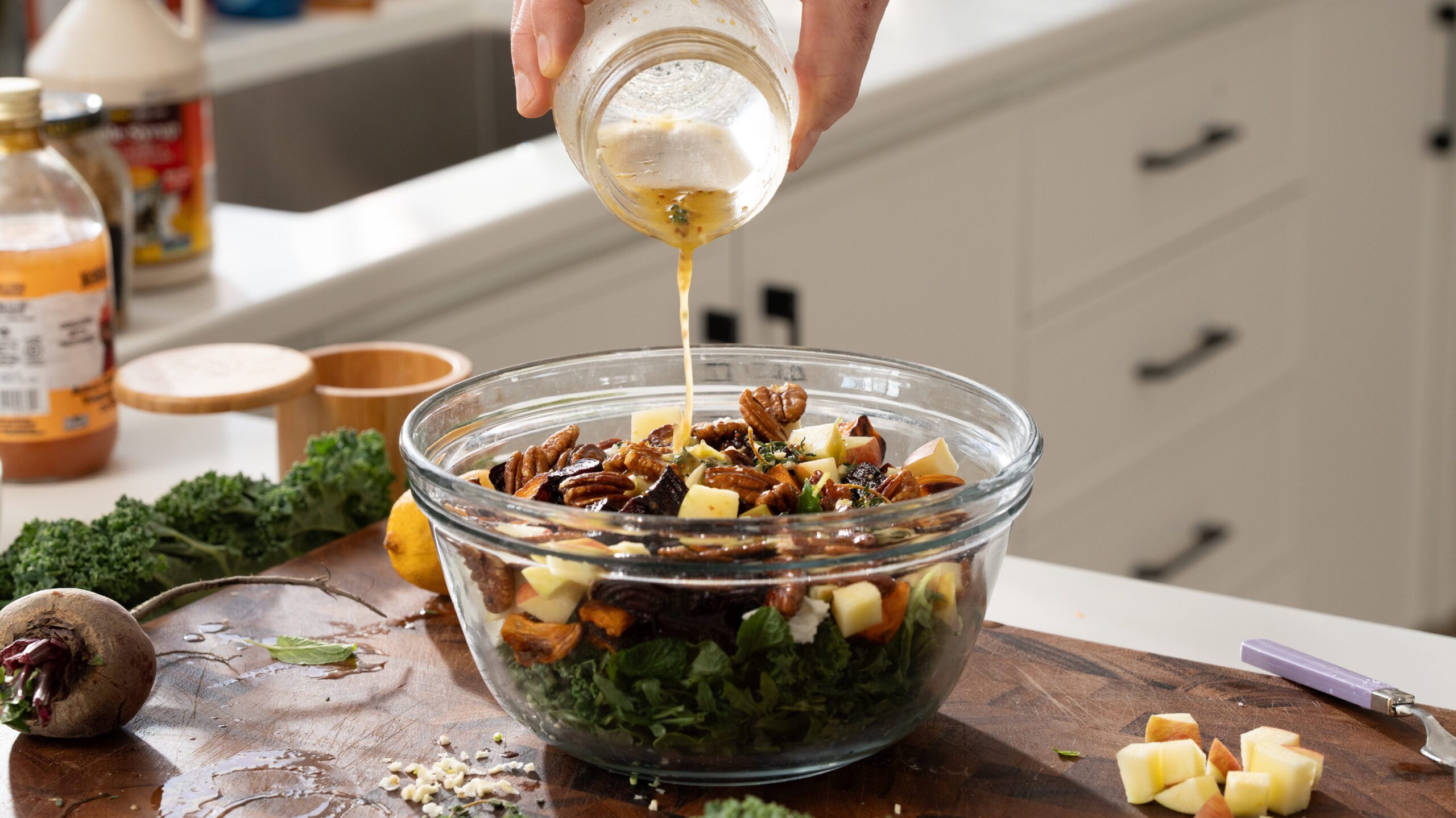 how to mix salad dressing evenly How to properly dress a salad a few tips that will take your salad eating experience to the next level!